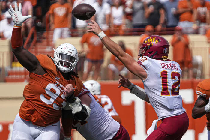 Texas Longhorns T'Vondre Sweat (93) pressures Iowa State quarterback Hunter Dekkers (12). © Aaron E. Martinez / American-Statesman / USA TODAY NETWORK